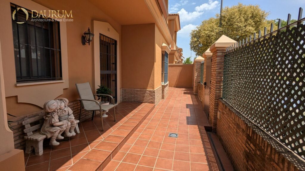 Chalet independiente en venta en La Rinconada – foto 3