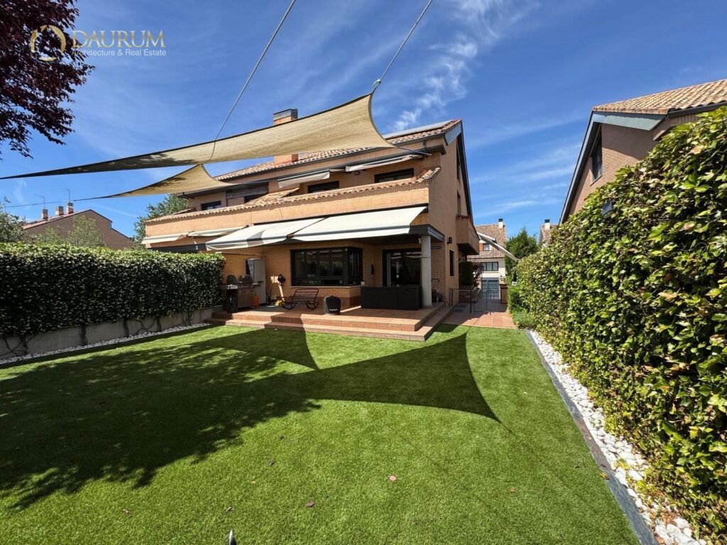 Chalet pareado en venta en Villanueva De La Cañada – foto 1
